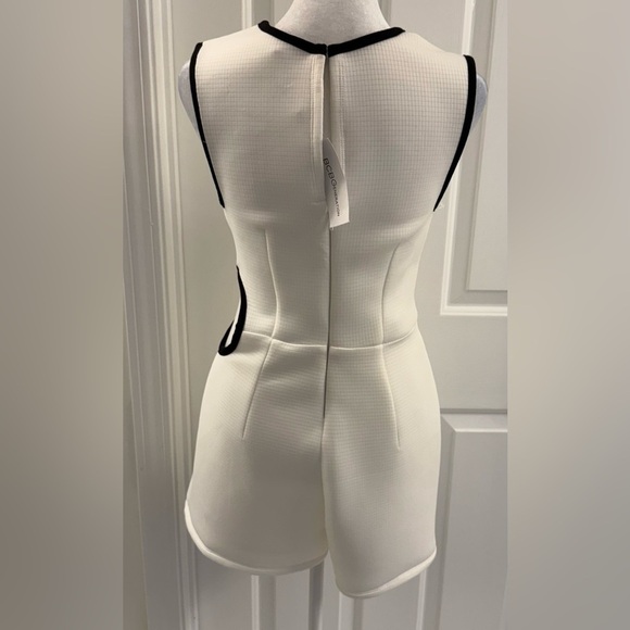 BCBGeneration sleeveless romper size 2 white w black trim Cutout on one side - Picture 2 of 9